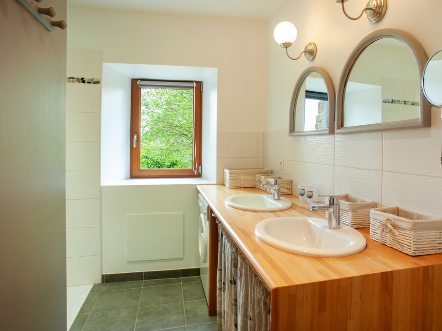 La salle de douche du rez-de-chaussée