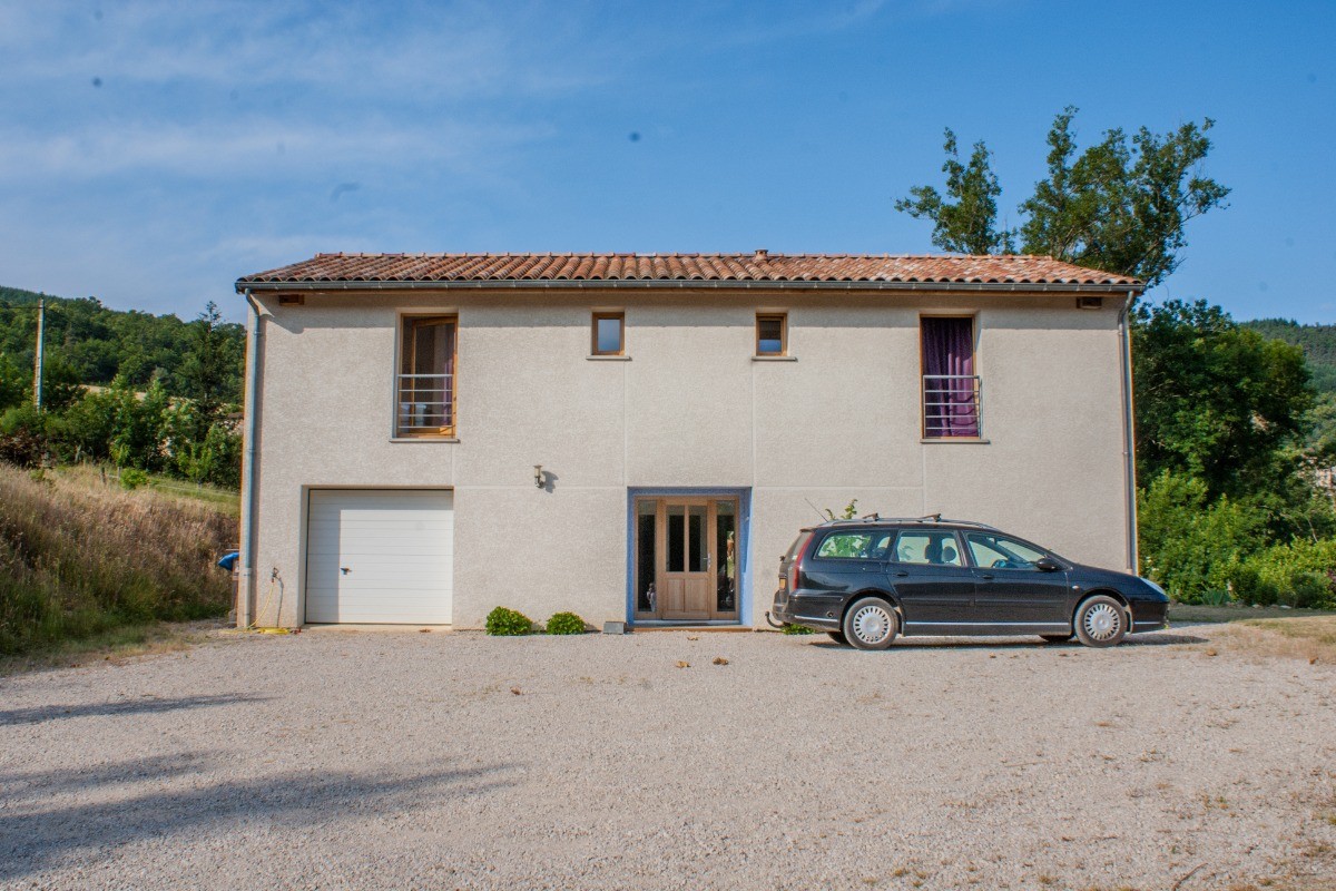 'Le Noyer', entrée avec un grand parking.