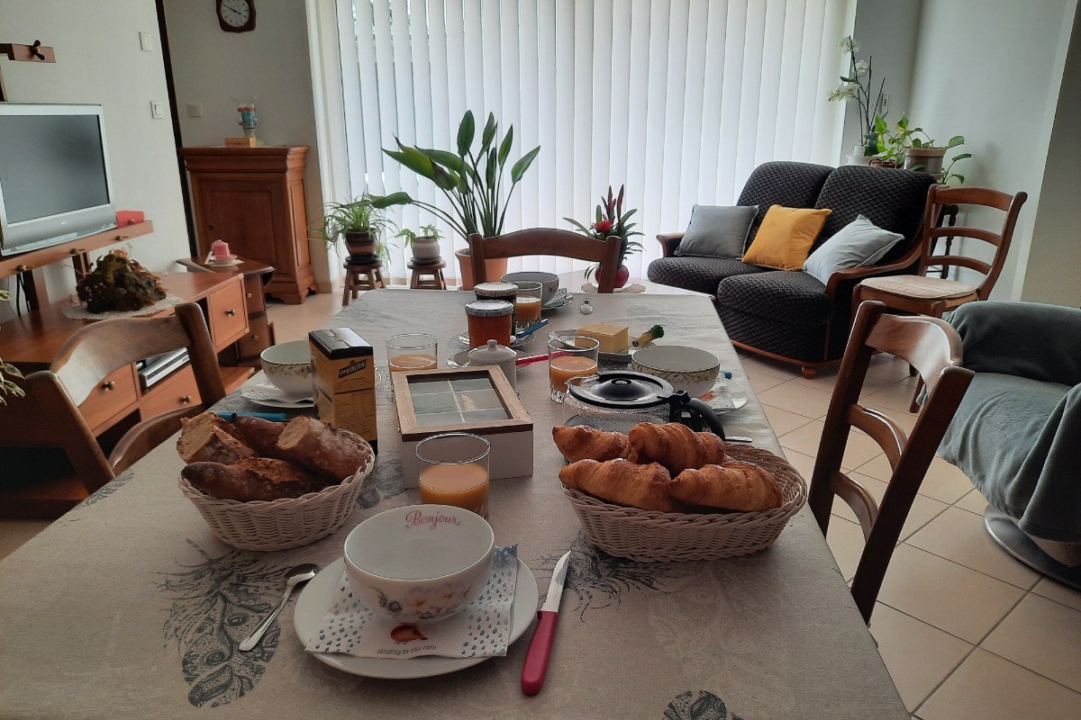 Votre petit-déjeuner servi par votre hôte Danièle, composé de produits frais, viennoiseries, boissons chaudes et confitures maison