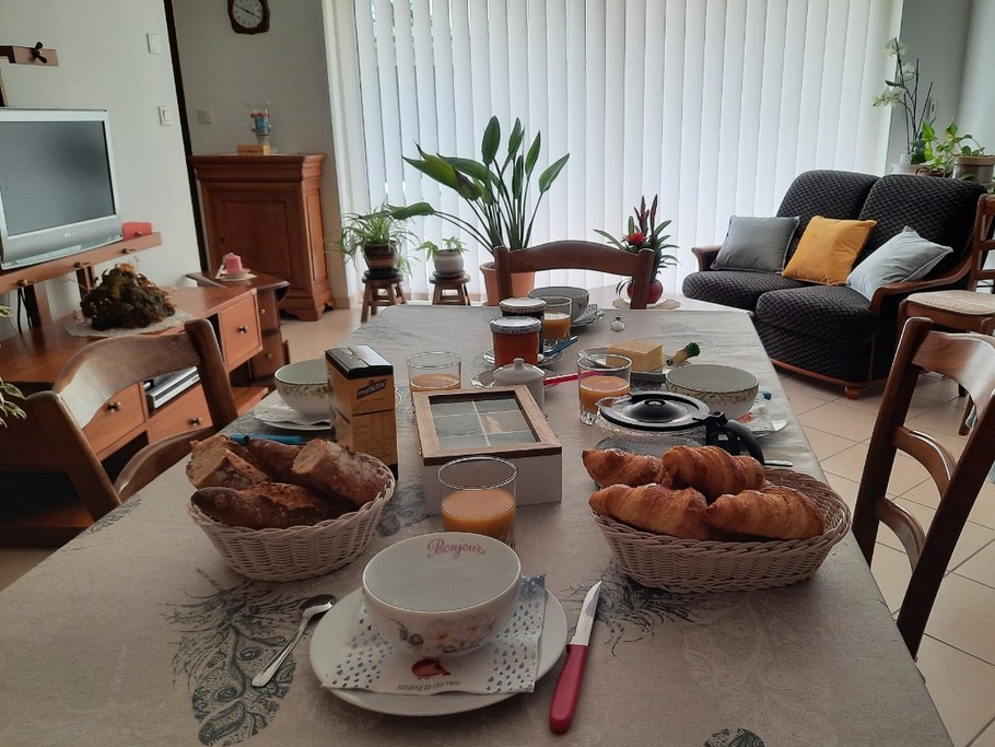 Votre petit-déjeuner servi par votre hôte Danièle, composé de produits frais, viennoiseries, boissons chaudes et confitures maison