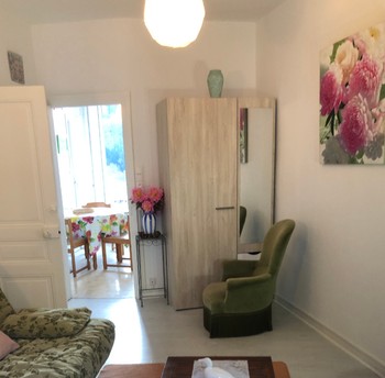 Séjour du clos fleuri neuf, aux couleurs douces et son canapé lit en 140 spacieux