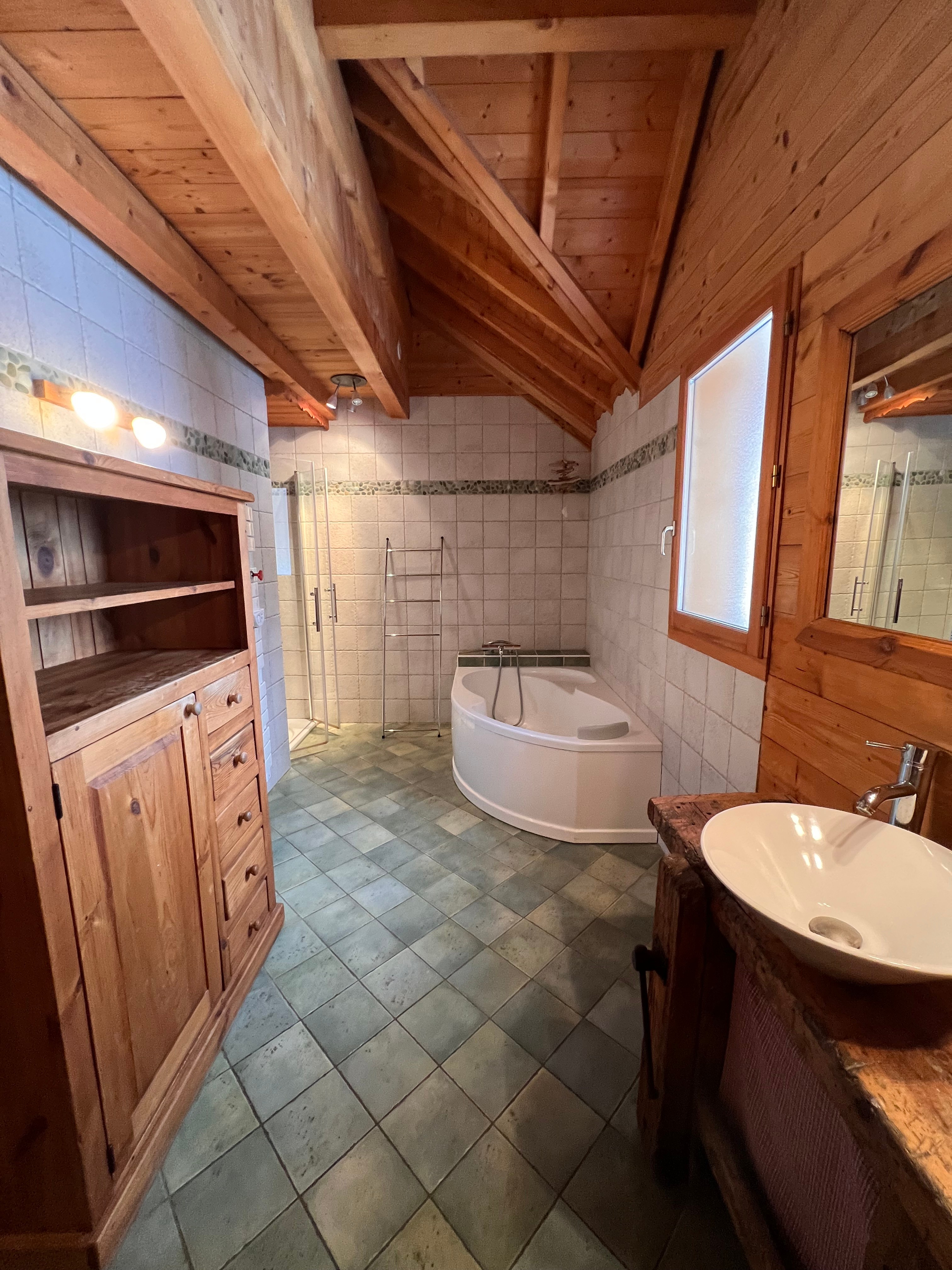 salle de bain n°2 avec douche, baignoire et double vasque