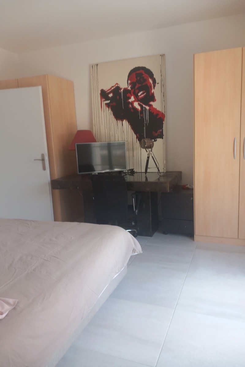 Avec son bureau et Télévision à CUJI Arvert