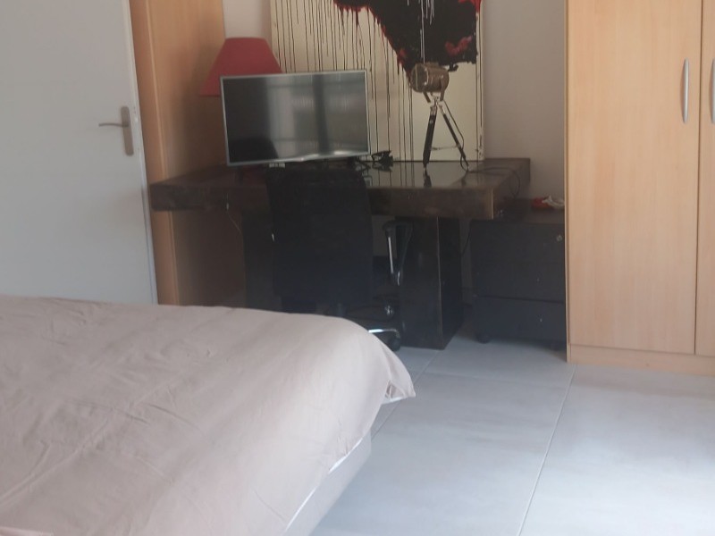 Avec son bureau et Télévision à CUJI Arvert