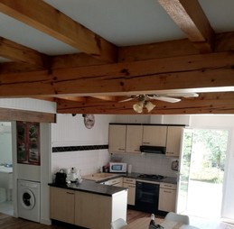 Le Gîte le Roqual cuisine équipée ouverte sur le séjour