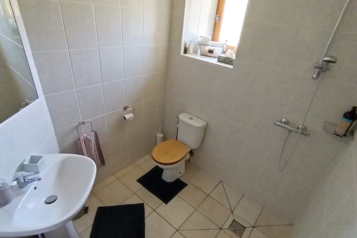 Salle de douche avec WC