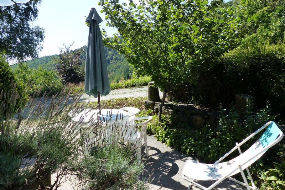 Terrasse abritée orientée plein Sud.