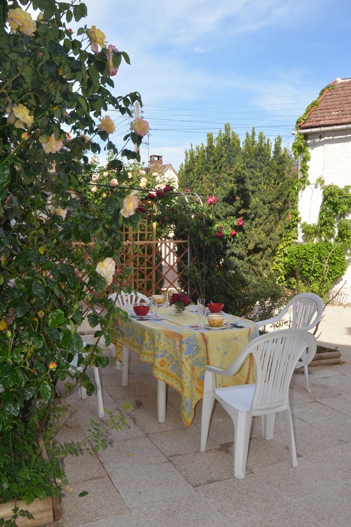 La terrasse fleurie du gîte Coquelicots