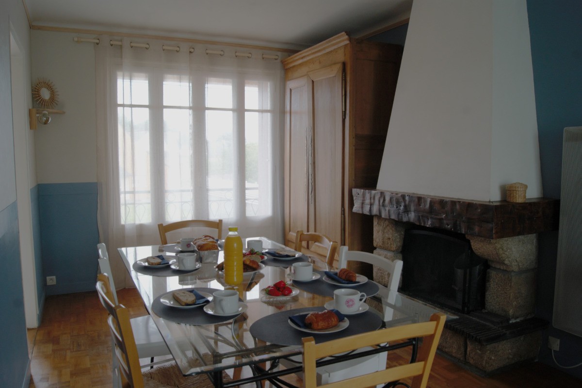 un accès direct à la cuisine par la porte à gauche sur la photo