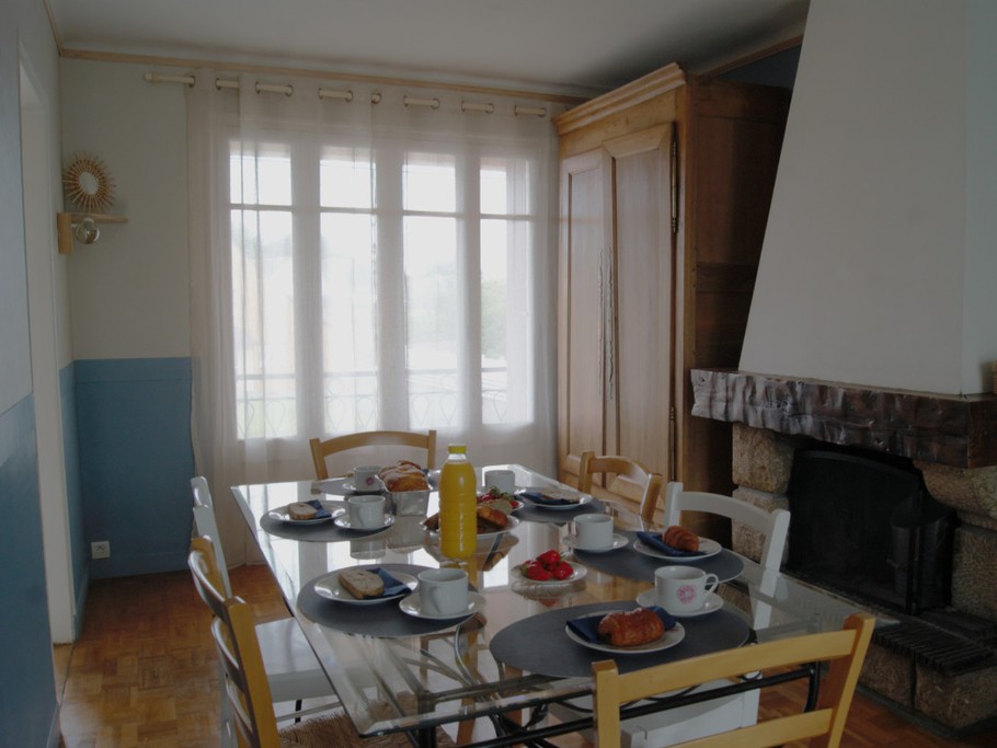 un accès direct à la cuisine par la porte à gauche sur la photo