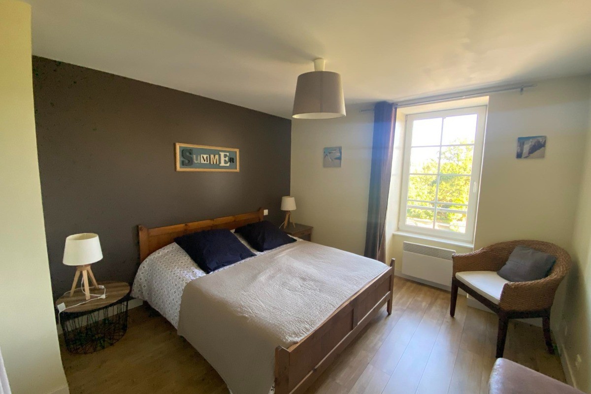 chambre spacieuse avec lit 160