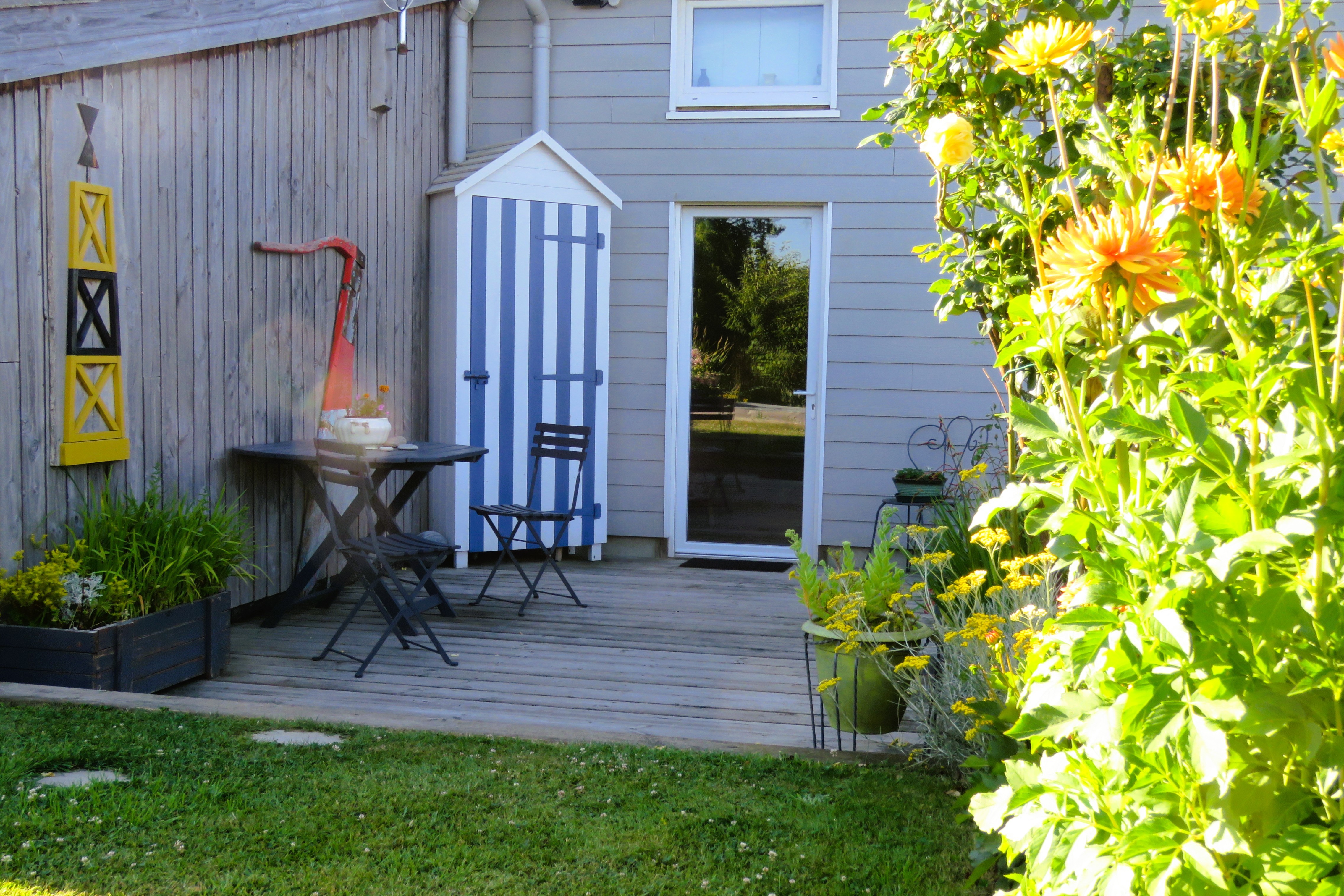 Terrasse privative pour 2 à 4 personnes et accès indépendant à la chambre.