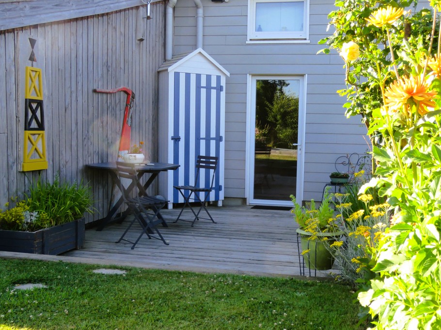 Terrasse privative pour 2 à 4 personnes et accès indépendant à la chambre.