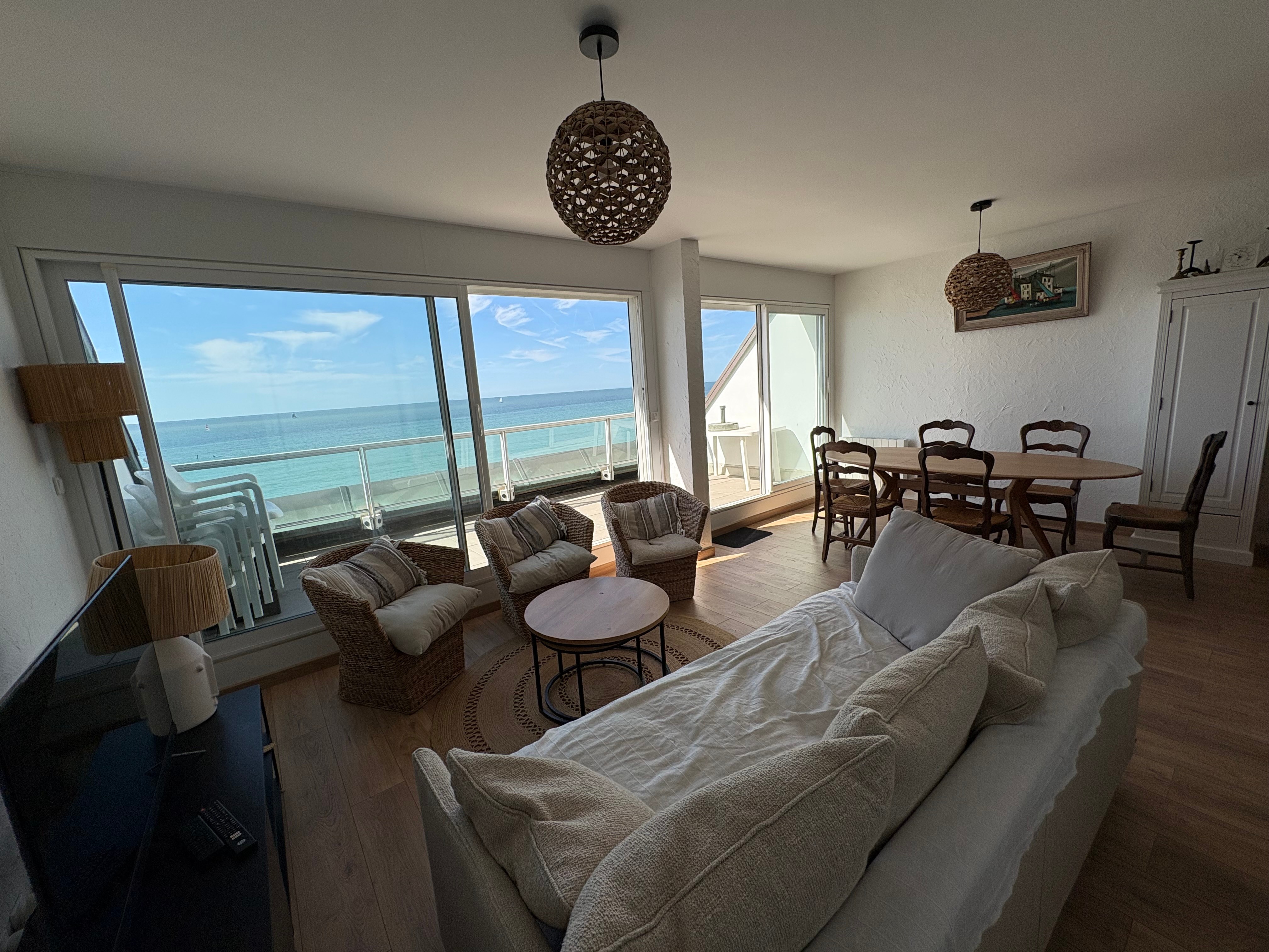 LIVING ROOM WITH SEA VIEW