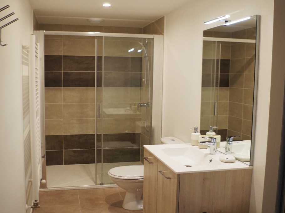 Domaine Lafarge - maison d'Henriette - salle de bain avec douche