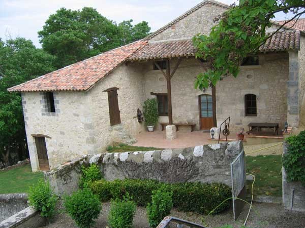 Ferme ancienne restaurée www.gitesdepeyrouton.fr