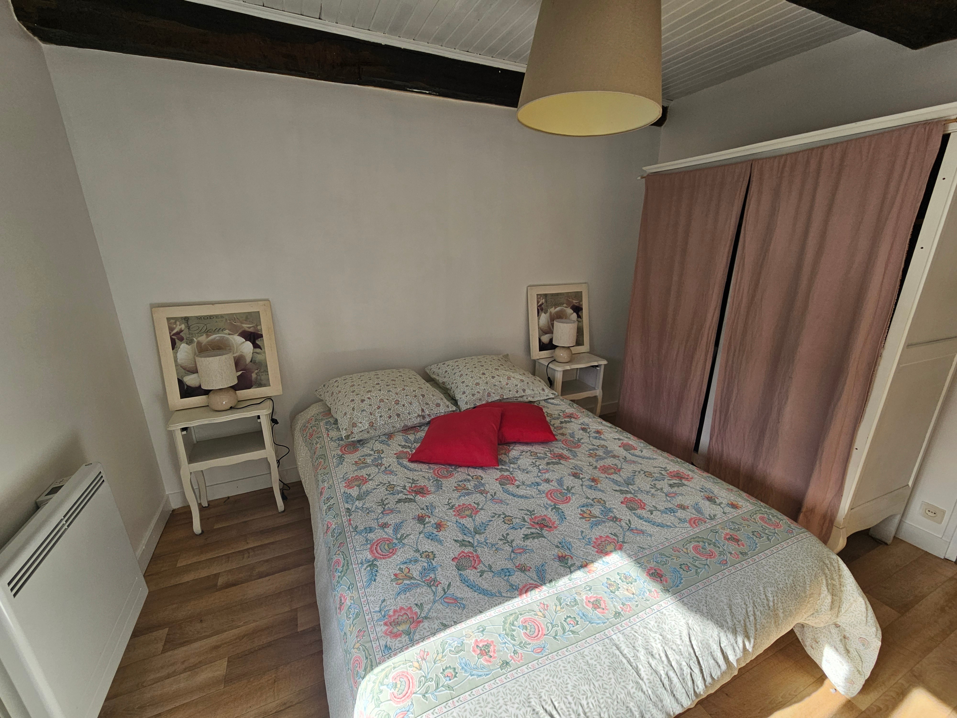 Une chambre avec un lit 140