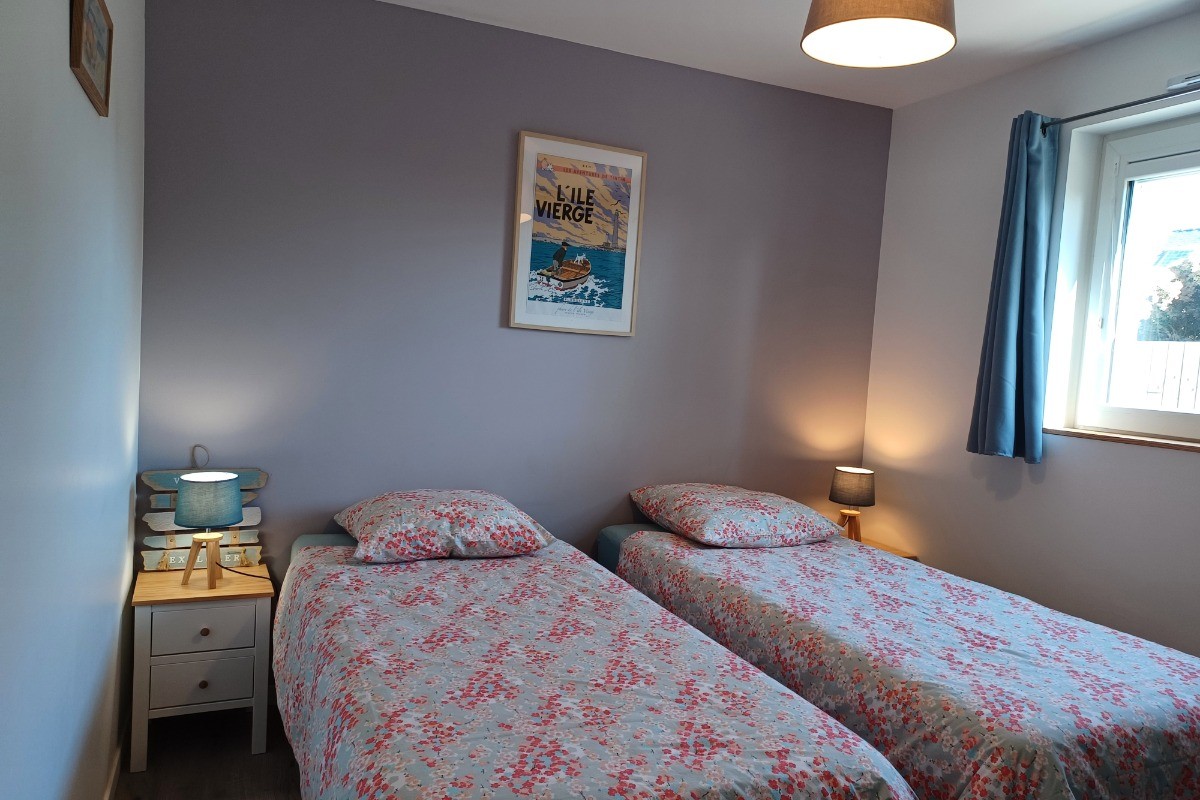 Chambre 2 : 2 lits 90x200. Literie neuve. Possibilité de rapprocher les lits.