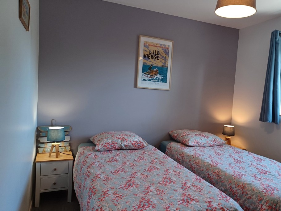 Chambre 2 : 2 lits 90x200. Literie neuve. Possibilité de rapprocher les lits.