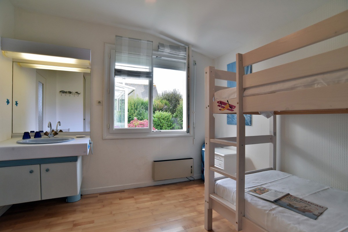 Chambre avec lits superposés idéale pour enfants avec un point d'eau