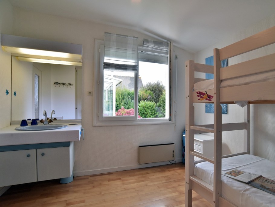 Chambre avec lits superposés idéale pour enfants avec un point d'eau