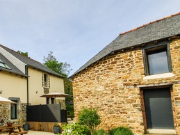 Façade de la longère rénovée.
A gauche se trouve le gîte "Songe" pouvant accueillir 6 personnes.
La cour, l'espace pelouse et la salle de sport sont communs aux 2 gîtes.