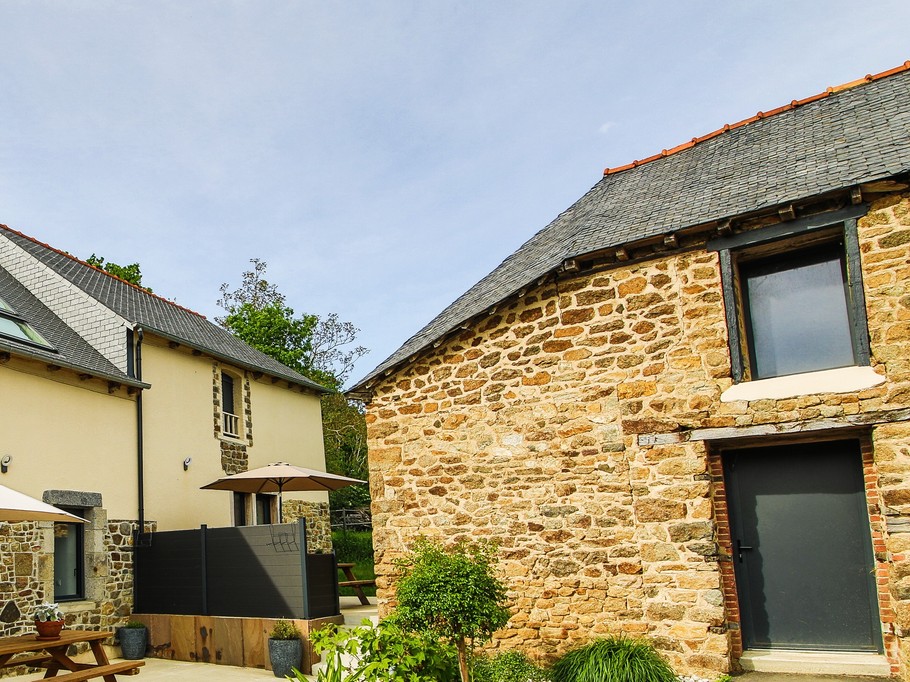 Façade de la longère rénovée.
A gauche se trouve le gîte "Songe" pouvant accueillir 6 personnes.
La cour, l'espace pelouse et la salle de sport sont communs aux 2 gîtes.