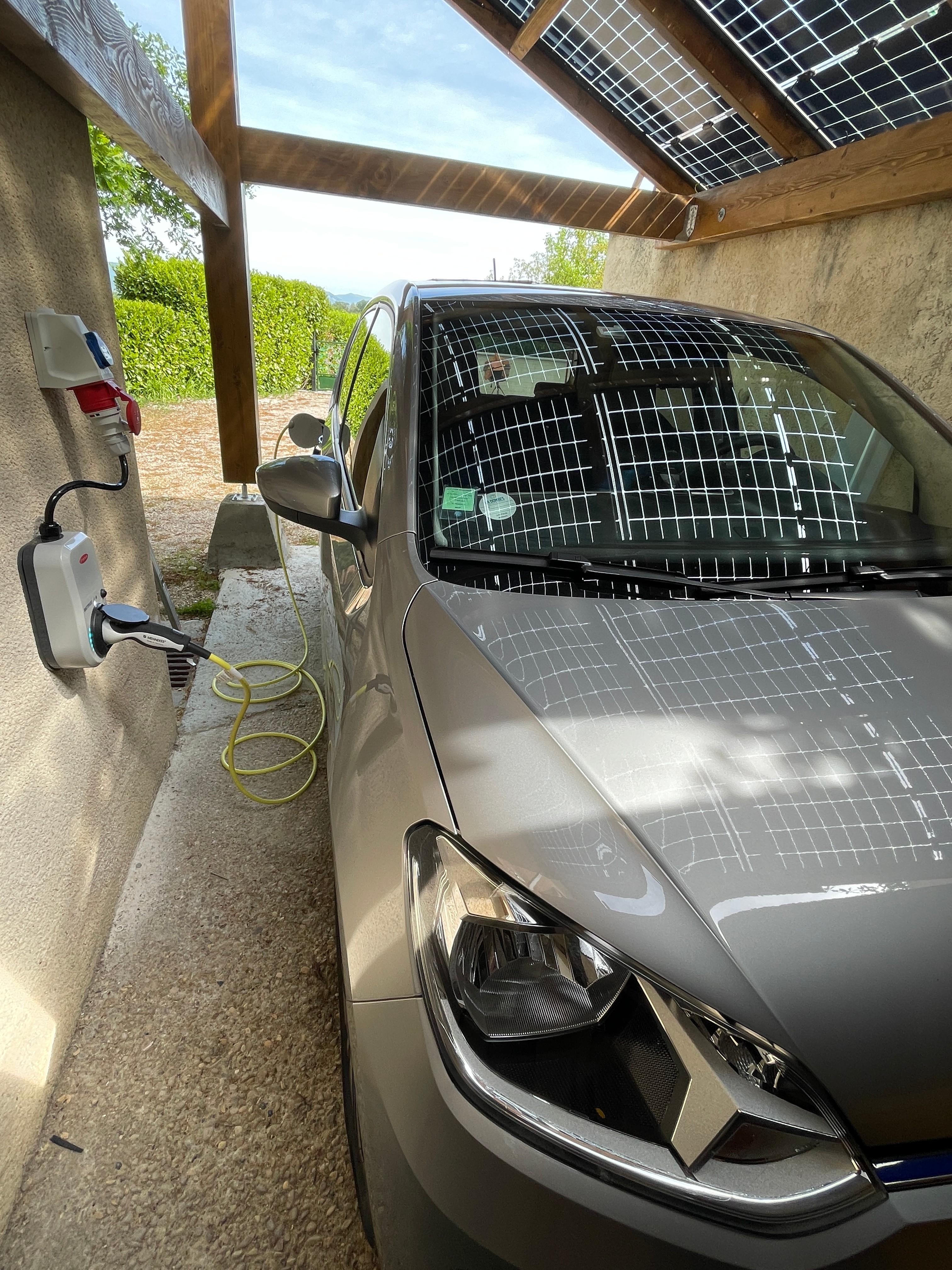La borne de recharge sous les panneaux photovoltaïques.
