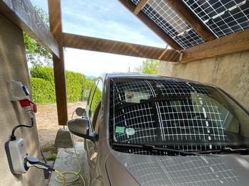 La borne de recharge sous les panneaux photovoltaïques.