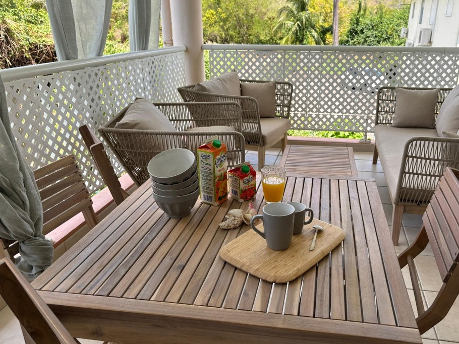 Terrasse extérieur et son aménagement cosy pour des repas et petits déjeuner