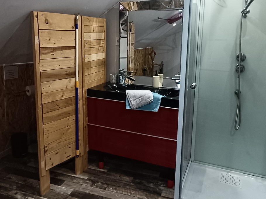 Coin douche et sanitaire