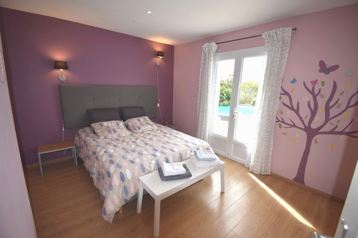 Chambre 2 avec vue sur la piscine. Lit mémoire de forme en 160