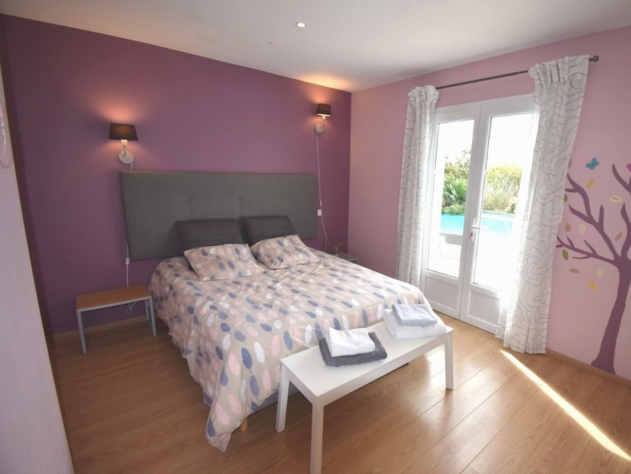 Chambre 2 avec vue sur la piscine. Lit mémoire de forme en 160