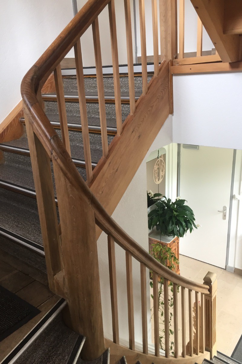 escalier de l'entrée au 1er étage