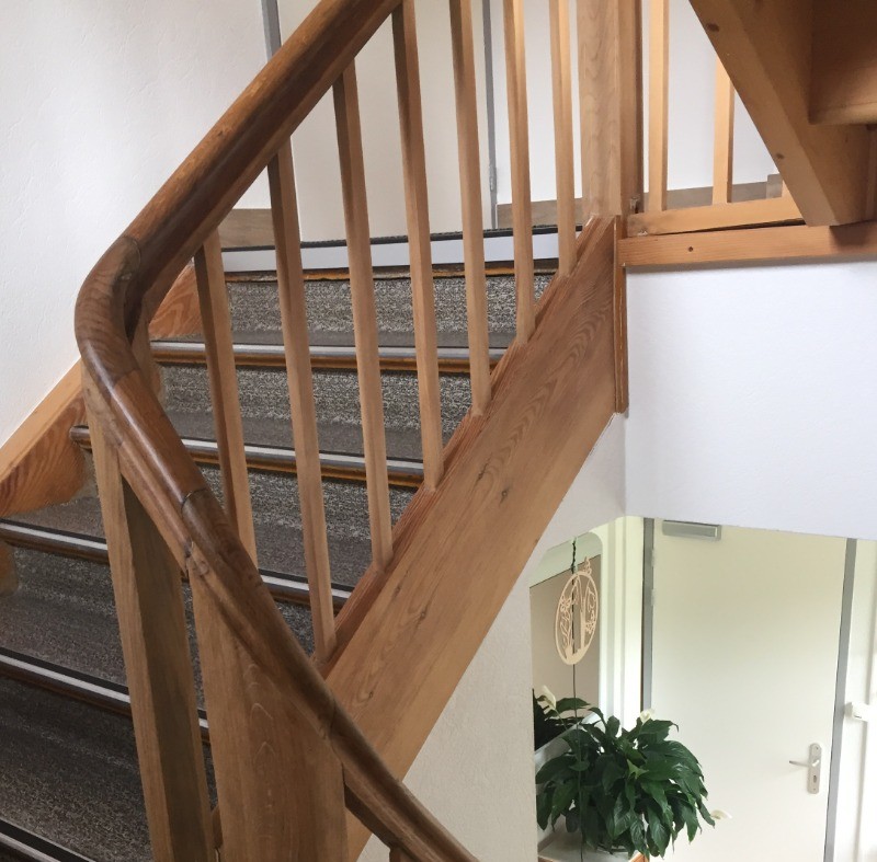 escalier de l'entrée au 1er étage