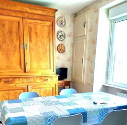 Cuisine indépendante bien équipée avec coin repas. 
Crédits photo : Le Petit Chatelet