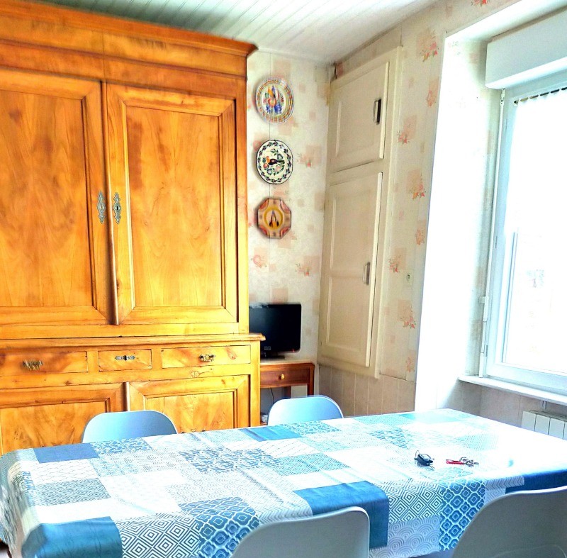 Cuisine indépendante bien équipée avec coin repas. 
Crédits photo : Le Petit Chatelet