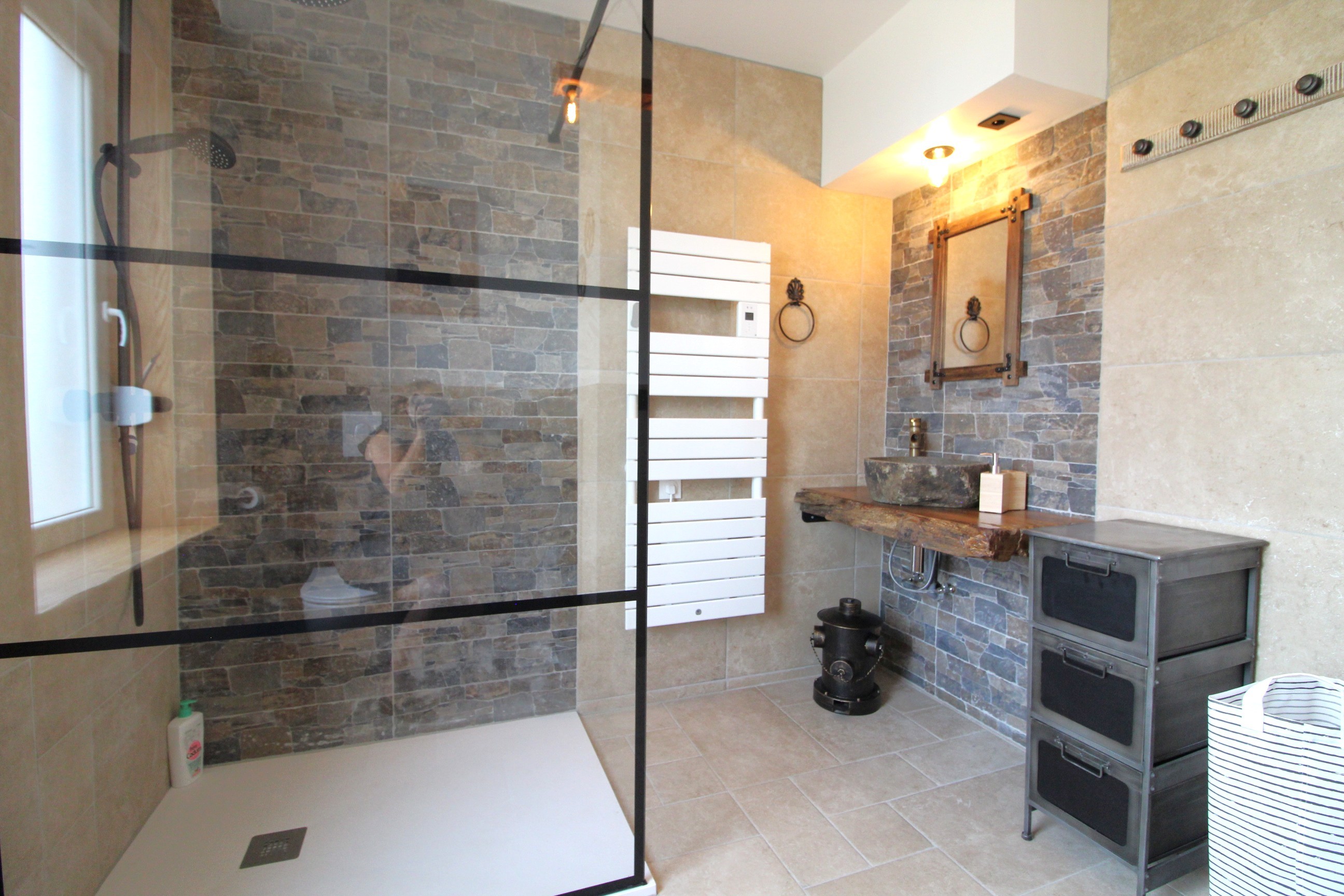 Salle d'eau avec wc étage - Gîte de la gare d'Anould