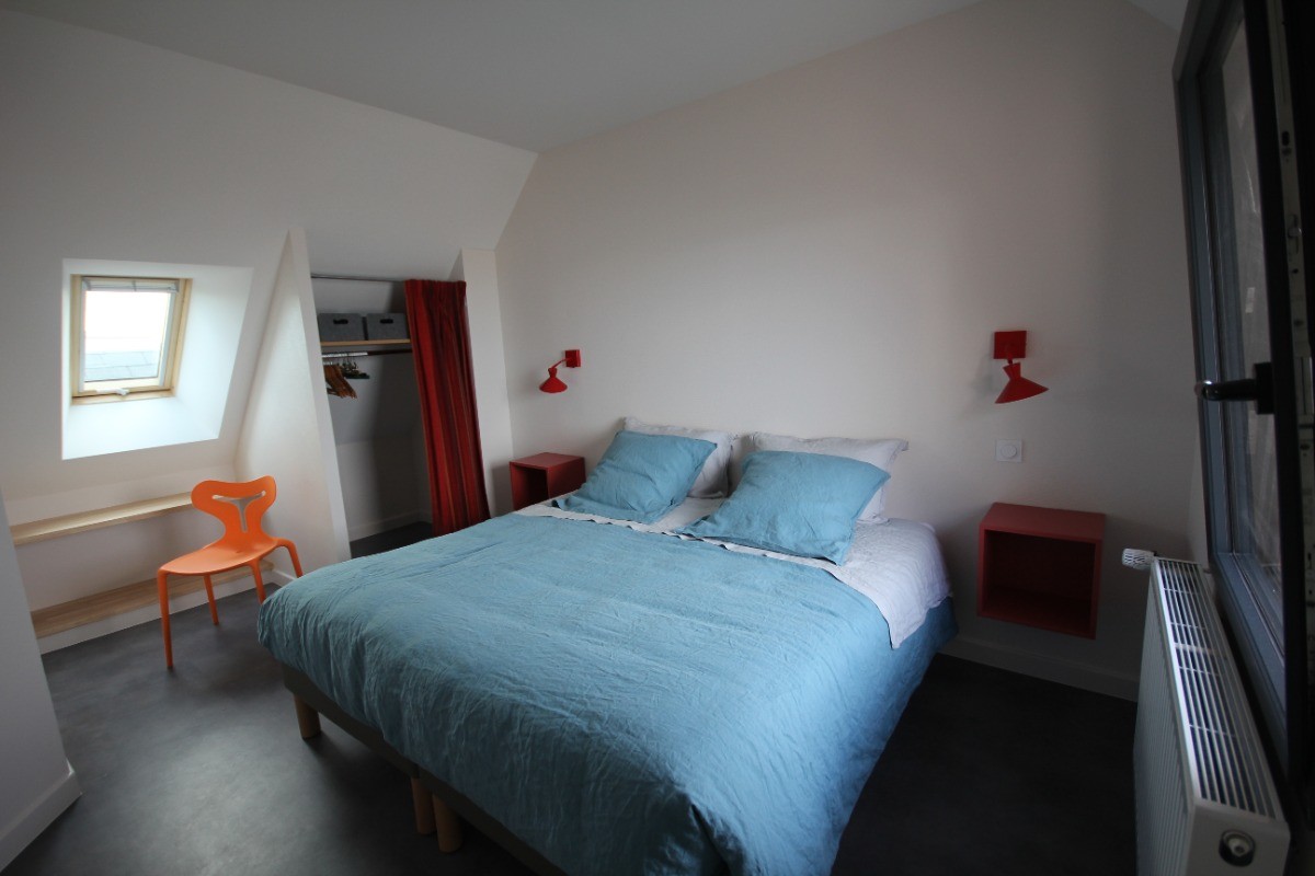 Chambre "parents" de l'étage, un lit ou deux x90 au choix à préciser puisque les lits sont faits à votre arrivée SAUF abs des loueurs...