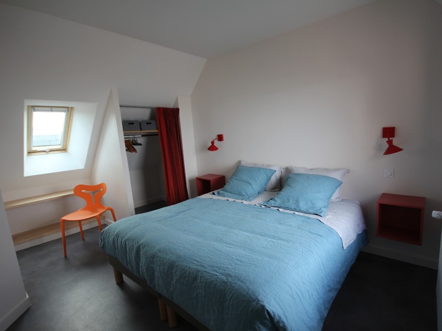 Chambre "parents" de l'étage, un lit ou deux x90 au choix à préciser puisque les lits sont faits à votre arrivée SAUF abs des loueurs...