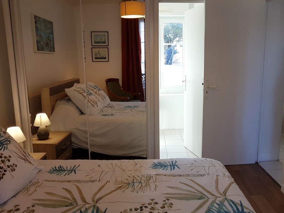 Chambre pour 2 personnes (lit 140 x 190 cm) avec dressing et espace détente avec deux fauteuils