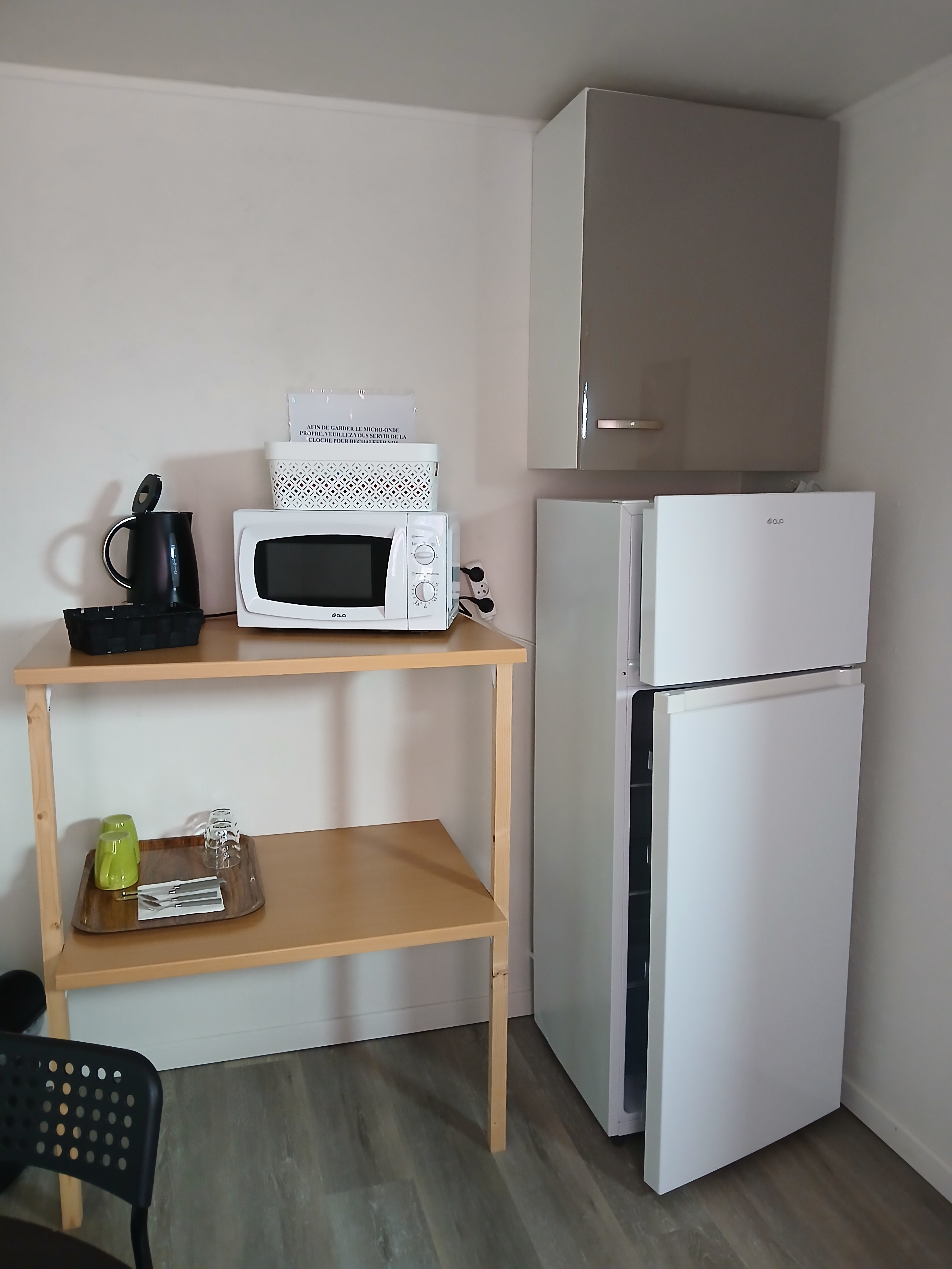 Bouilloire, Frigo-congélateur, Micro-ondes chambre d'hôtes La Somme Nibas