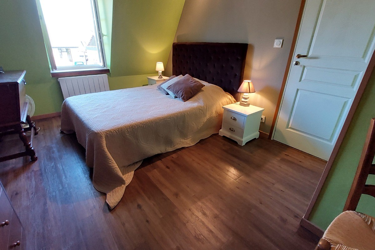 Chambre confortable avec lit en 140 cm dans le gîte du Cantal