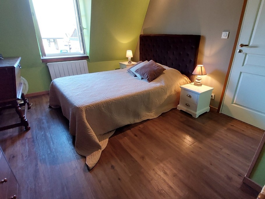 Chambre confortable avec lit en 140 cm dans le gîte du Cantal