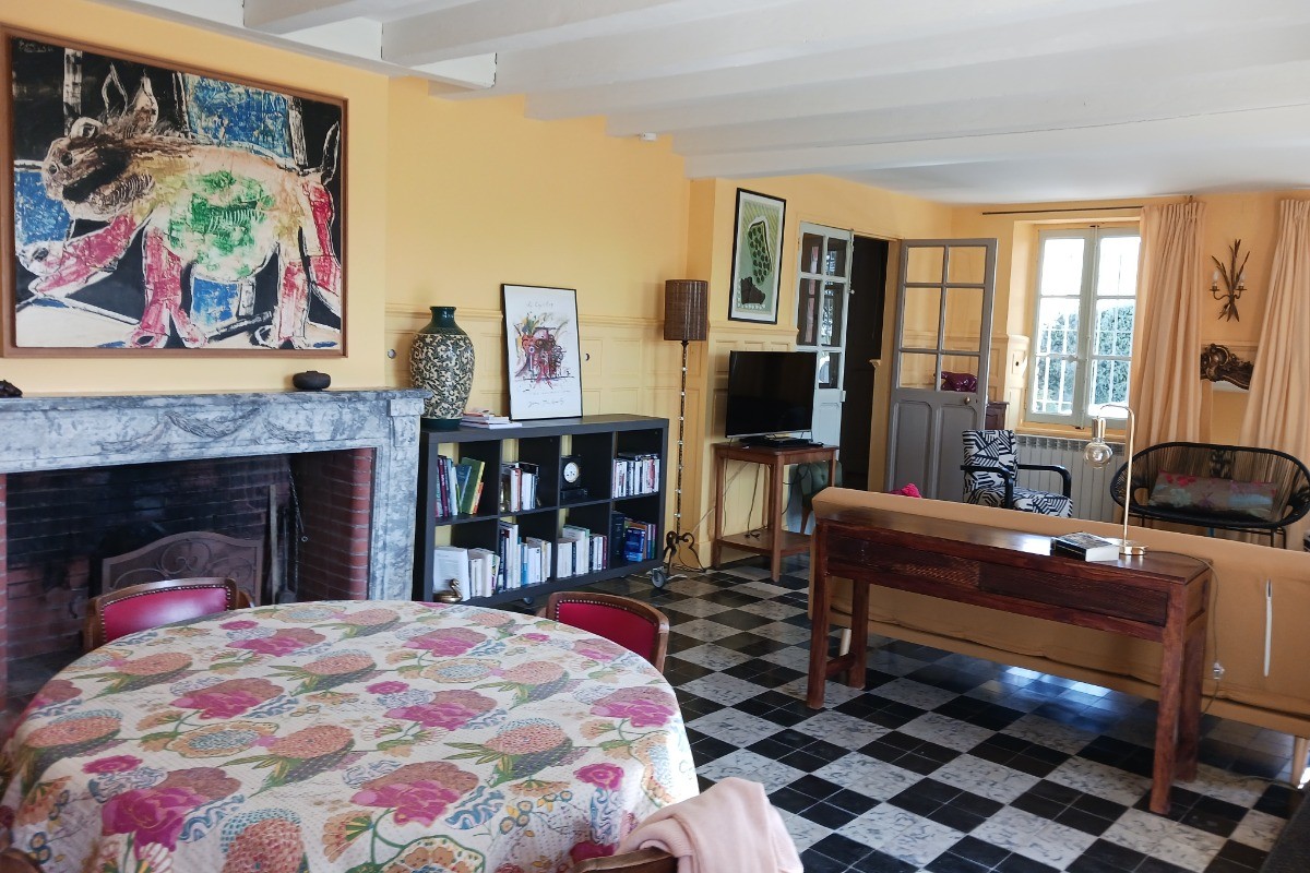 Salon et salle à manger - pièce de vie spacieuse ouverte sur les champs