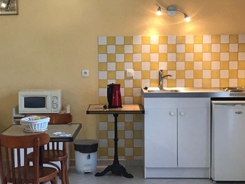 Coin cuisine, Chambre Cerisier à L'Essartille en Charente à Dirac