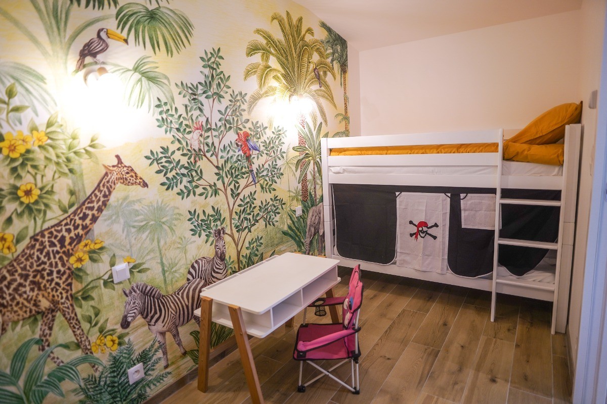 Chambre attenante à la chambre Lin avec deux lits en 90 superposés et espace jeux enfants