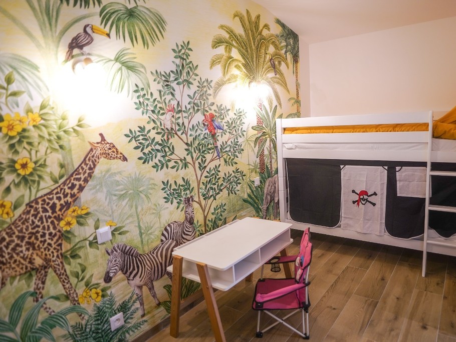 Chambre attenante à la chambre Lin avec deux lits en 90 superposés et espace jeux enfants
