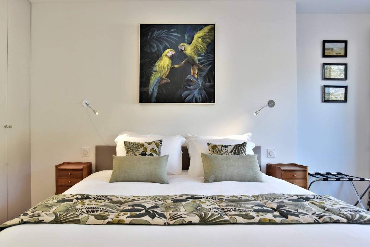 Chambre indépendante pour 2 personnes (grand lit 180 cm) avec dressing. Situé côté cour, vous dormirez dans le plus grand calme.