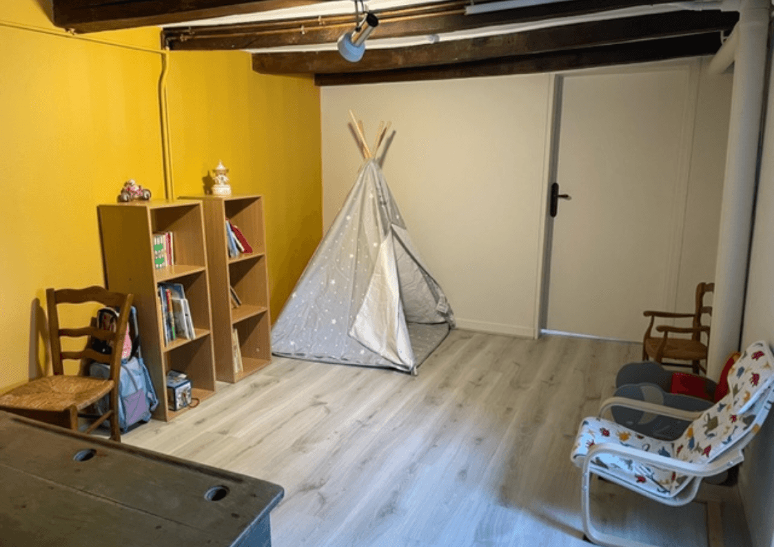 Salle de jeux équipée pour enfants, parfaite pour les journées en intérieur à Saint-Simon